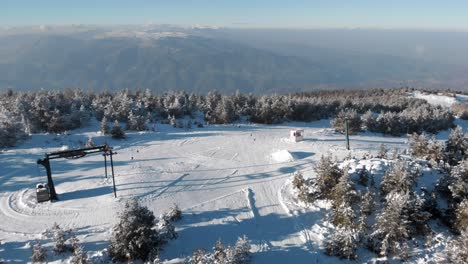 Luftaufnahme-über-Menschenleeren-Skipisten,-Schneebedeckten-Bäumen-Im-Resort