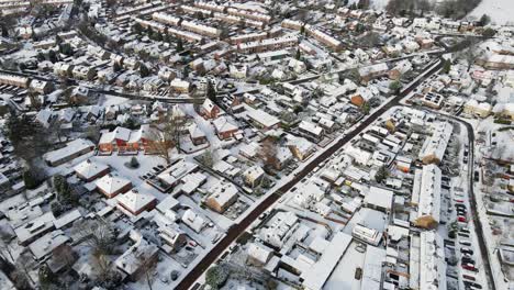 Atemberaubende-Luftaufnahme-Einer-Malerischen,-Schneebedeckten-Niederländischen-Stadt