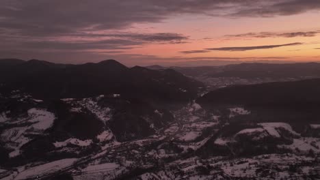 Berge,-Schnee,-Wolken-Und-Ein-Atemberaubender-Blick-Auf-Den-Sonnenuntergang