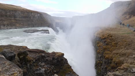 Dampf-Bewegt-Sich-Nach-Oben,-Während-Wasser-über-Den-Gulfoss-Wasserfall-In-Island-Herabströmt