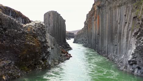 Luftaufnahme-Von-Schnell-Fließendem-Wasser-Durch-Eine-Steile-Schlucht-In-Island-