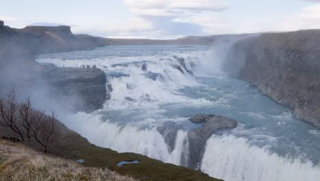 Agua-Cayendo-Sobre-La-Poderosa-Cascada-De-Gulfoss-En-Islandia