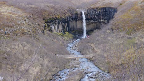 Agua-Cayendo-Sobre-La-Cascada-De-Svartifoss-En-Islandia-En-Un-Paisaje-Otoñal