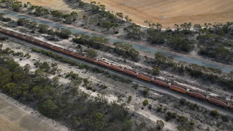 Largo-Tren-De-Carga-Cruzando-Zona-Rural,-Australia-Occidental