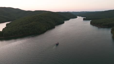 Luftaufnahme-Eines-Kleinen-Bootes-Auf-Dem-Albanischen-Fluss-Und-Am-Waldhang
