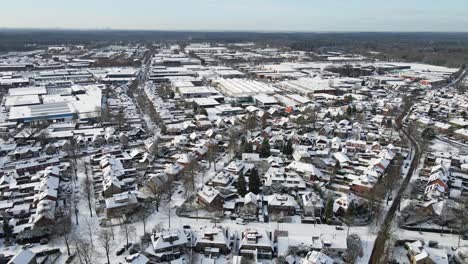 Beautiful-jib-down-of-a-snow-covered-middle-class-neighborhood-in-Soest,-the-Netherlands