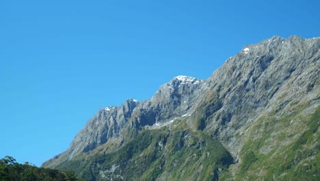 Espectacular-Pico-De-Montaña-Adornado-Con-Delicados-Parches-De-Nieve,-Un-Escenario-Prístino-De-Belleza-Natural