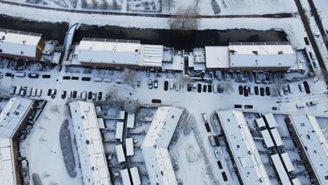 Wunderschöne-Luftaufnahme-Von-Oben-Nach-Unten-Eines-Ruhigen-Vorstadtviertels-An-Einem-Verschneiten-Wintertag
