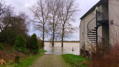 Flusswasser-überschwemmt-Haus-Am-Ufer-Und-Droht,-Gebäude-Zu-Ertrinken