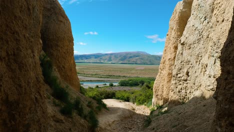 Vista-Fascinante-A-Través-De-Un-Hueco-En-Los-Acantilados-De-Arcilla,-Que-Revela-Formaciones-Rocosas-únicas-Y-Paisajes-Impresionantes.