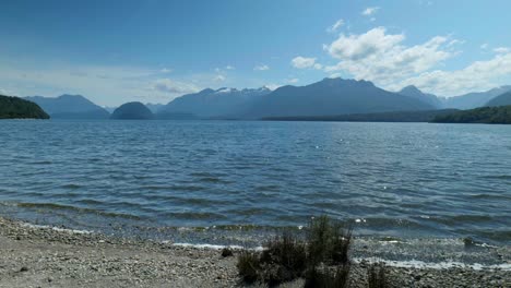 Sereno-Lago-Manapouri-Rodeado-De-Montañas-Distantes,-Una-Vista-Tranquila-En-El-Corazón-De-La-Naturaleza