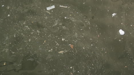 Müll-Und-Dreck-Schwimmen-Auf-Dem-Flusswasser-Des-Kanals-Und-Verschmutzen-Es-Mit-Plastik-Und-Schmutz