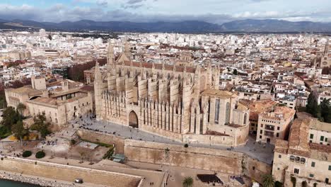 Seitliche-Luftaufnahme-Der-Katholischen-Kathedrale-In-Der-Altstadt-Von-Mallorca,-Spanien