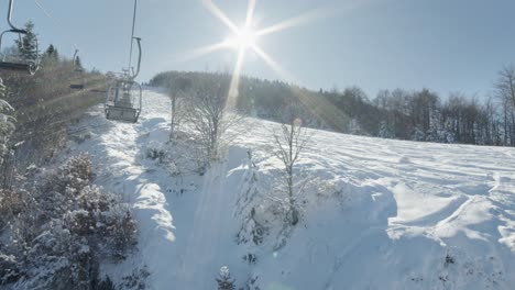 POV-Reiten-Skilifte-Winter-Schneebedeckte-Pisten-Sonniger-Tag-Sunstar