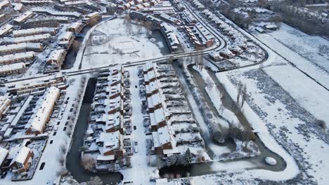 Luftaufnahme-Eines-Wunderschönen,-Schneebedeckten-Mittelklasseviertels