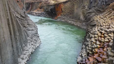 Agua-Que-Fluye-Rápidamente-A-Través-De-Un-Cañón-En-Islandia