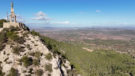 Aussichtspunkt-Luftbild-Sant-Salvador-Mallorca-Spanien,-Wunderschöne-Grüne-Europäische-Landschaft