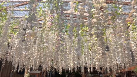 Blumenkomposition,-Die-Am-Hochzeitsort-Hängt