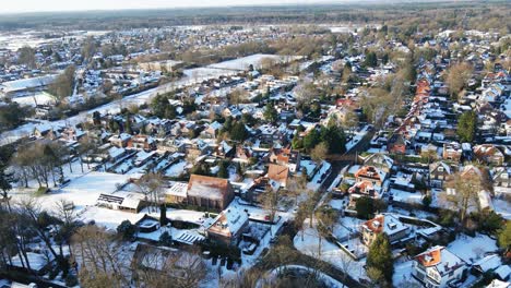 Wunderschöne-Luftaufnahme-Einer-Wohlhabenden-Vorstadtstadt-An-Einem-Sonnigen-Wintertag
