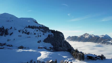 Alpes-Suizos-La-Belleza-Del-Paisaje-De-Los-Alpes-Suizos-En-Invierno-Con-Esta-Montaña-única-De-Drones-4k