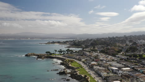 4K-Filmflug-über-Monterey-Bay-Und-Pacific-Grove,-Kalifornien