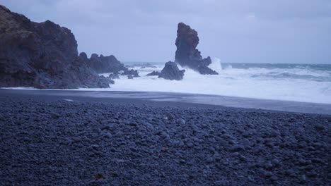 Hohe-Wellen-Schlagen-Auf-Die-Schwarzen-Felsen-In-Island-Und-Sprühen-Während-Eines-Sturms-Herum