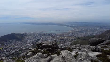 Vista-Panorámica-En-La-Cima-De-La-Montaña-De-La-Mesa-Mirando-Hacia-El-CDB-De-Ciudad-Del-Cabo-En-Sudáfrica