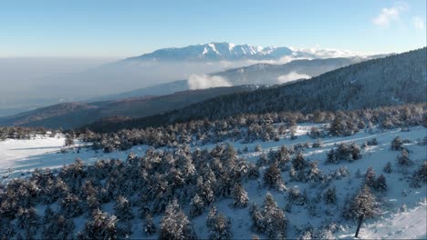Drone-Montaña-Cubierta-De-Nieve-Olimpo-Grecia-Invierno-Día-Soleado-Cielo-Azul