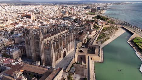 Catholic-Cathedral-in-Palma-de-Mallorca-Spain,-establish-shot-of-centre-Spanish-city