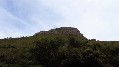 Ruhiger-Blick-Auf-Den-Signal-Hill-Mit-Dichter-Natur-In-Kapstadt,-Südafrika