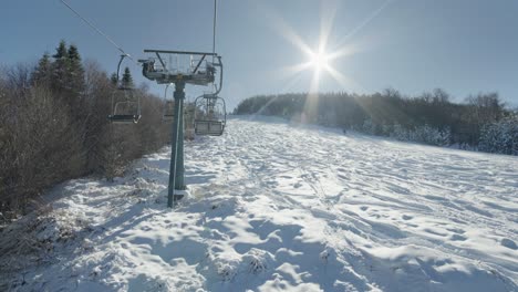 Zeitlupe,-POV-Ansicht,-Skilifte,-Sonniger-Winterschneetag,-Skigebiet