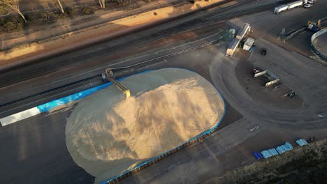 Lastkraftwagen-Entlädt-Getreide-Für-Die-Agrar--Und-Lebensmittelindustrie-In-Westaustralien