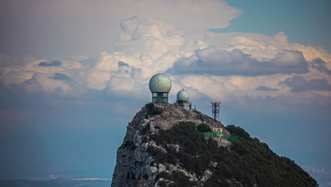 Radar-Meteorológico-De-Vigilancia-Meteorológica-En-La-Cima-De-La-Roca-De-Gibraltar-Con-Nubes-Fluyendo-Detrás