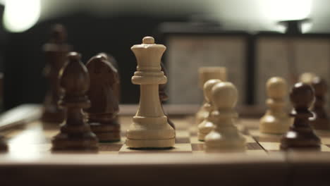 Panoramabewegung-Im-Schachspiel,-Weibliche-Hand-Bewegt-Dame-Von-C2-Nach-C6,-Filmische-Lichter-Und-Geringe-Schärfentiefe