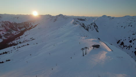 Winterlandschaft-Im-Skigebiet-In-Saalbach-Hinterglemm,-Österreich---Luftaufnahme
