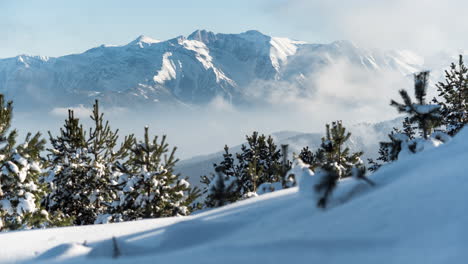 Zeitraffer-Berg-Olymp-Schnee-Winter-Sonnige-Bäume-Vordergrund-Wolken