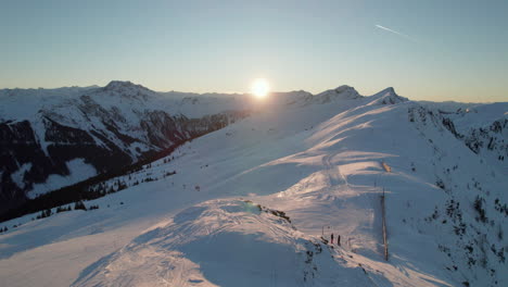 Sol-Brillante-Brillando-Sobre-La-Montaña-Nevada-De-Reiterkogel-En-Hinterglemm,-Austria