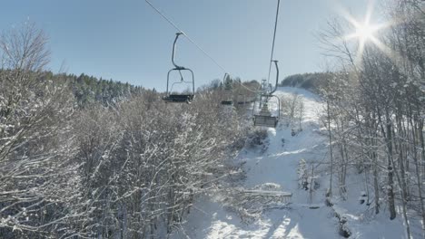 Zeitlupe,-POV-Ansicht,-Skilifte,-Sonniger-Winterschneetag,-Skigebiet