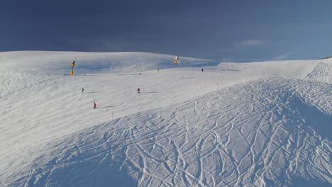 Skiers-On-The-Slope-Of-Zwölferkogel-Mountain-In-Saalbach-Hinterglemm,-Austria---Aerial-Shot