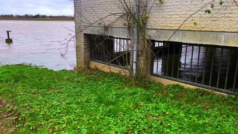 El-Estacionamiento-En-El-Sótano-Del-Edificio-Está-Bajo-El-Agua-Después-De-La-Inundación.