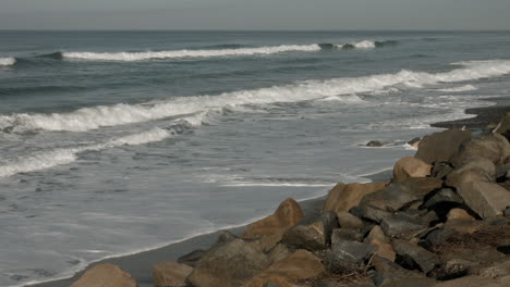 Wellen-Krachen-An-Den-Strand,-Während-Ein-Surfer-Im-Torry-Pines-State-Park-In-Kalifornien-Auf-Einer-Welle-Reitet