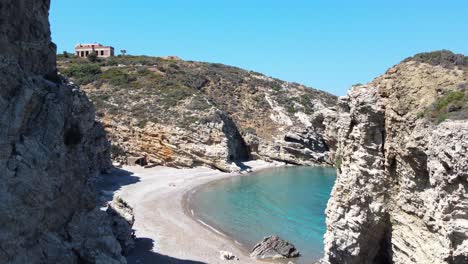 Antena-Entre-Las-Rocas-Que-Revelan-La-Playa-De-Kaladi,-Isla-De-Kythira,-Grecia