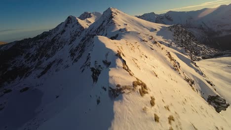 Imágenes-Cinematográficas-De-Drones-Fpv-De-4k-En-Las-Montañas-De-Los-Cárpatos-Durante-El-Invierno