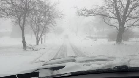 Fahren-Auf-Schneebedeckten-Gefahrenstraßen