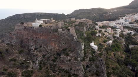 Filmischer-Blick-über-Burg-Und-Dorf-Chora-Bei-Sonnenuntergang,-Insel-Kythira,-Griechenland