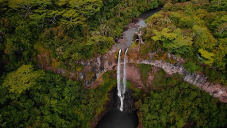 4k-Atemberaubende-Luftaufnahme-Eines-Riesigen-Wasserfalls-Im-Dschungel