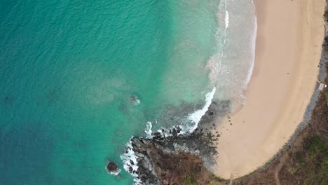Drone-view-of-waves-on-Fernando-de-Noronha-beach,-Brazil