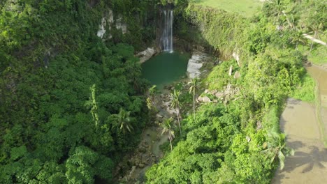 Fliegen-Sie-In-Dieses-Wundervolle-Kleine-Tal-Und-Genießen-Sie-Den-Anblick-Eines-Wasserfalls-Inmitten-Von-Palmen-Und-Teilen-Des-Dschungels