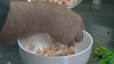 Nahaufnahme-Der-Hände-Des-Küchenchefs,-Der-Das-Fleisch-In-Einer-Schüssel-Zubereitet