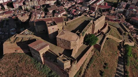 Histórico-Castillo-Templario-En-Monzón,-Huesca,-Con-El-Paisaje-De-La-Ciudad-Circundante,-Día-Soleado